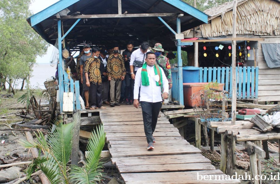Bupati H Zukri Diagnosa Pembangunan Desa Sungai Emas Dan Sokoi, Jalan Dan Listrik 24 Jam Prioritas