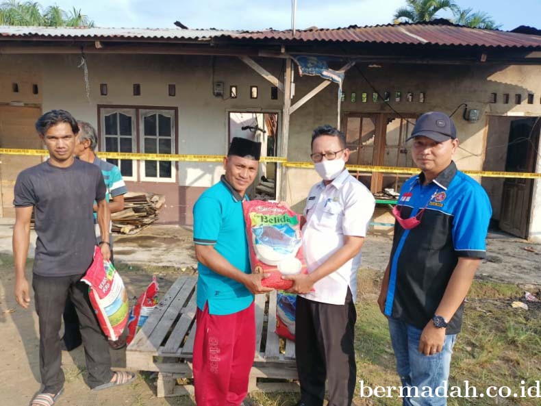 Ketua Karang Taruna Ceria Sialangrampai Bantu Warga Yang Rumahnya Terbakar