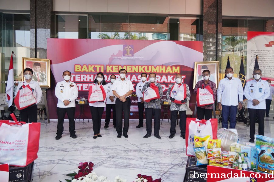Kemenkumham Salurkan 46 Ribu Paket kepada Masyarakat Terdampak Covid-19