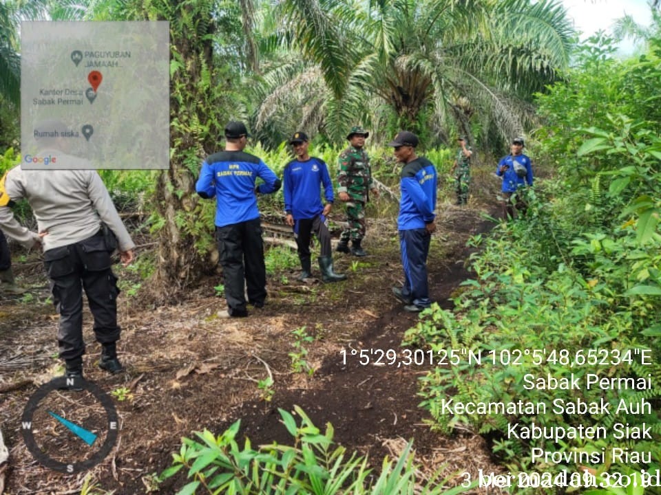 Penanggulangan Karhutla di lintas Wilayah Koramil 06/PWK Sabak Auh, Jumat 3 Mei