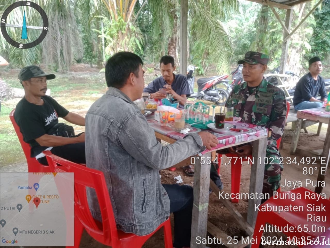 Sabtu 25 Mei, Babinsa Koramil 06/ PWK Sabak Auh Komsos di Kampung Jayapura