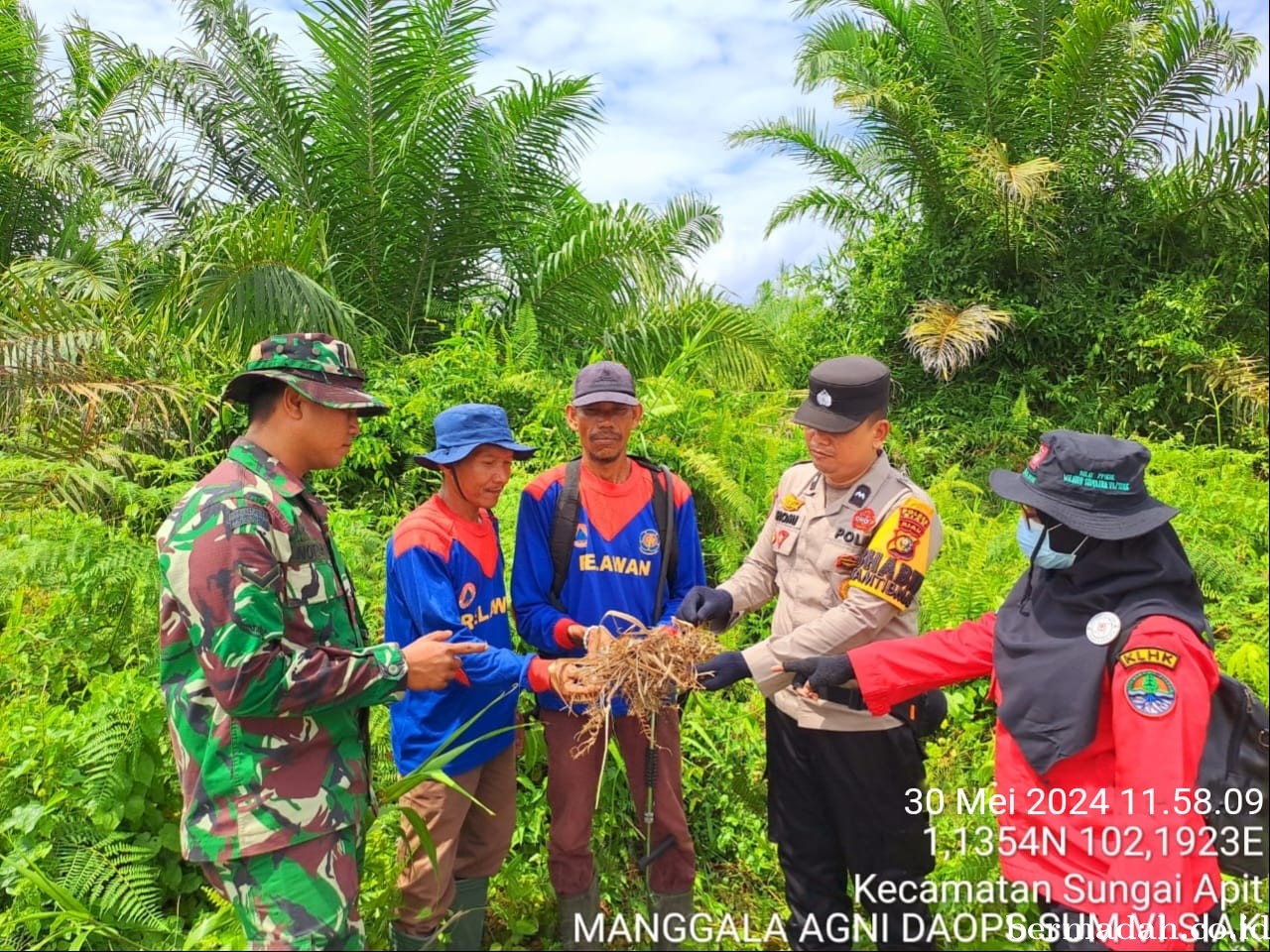 Penanggulangan Karhutla di Wilayah Koramil 02/Sungai Apit Kamis, 30 Mei