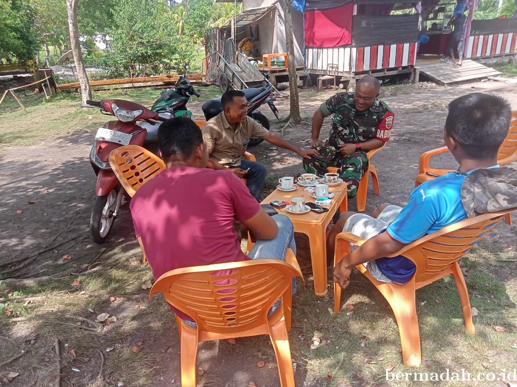 Sabtu 8 Juni, Babinsa Koramil 02/Sungai Apit Komsos di kampung Lalang