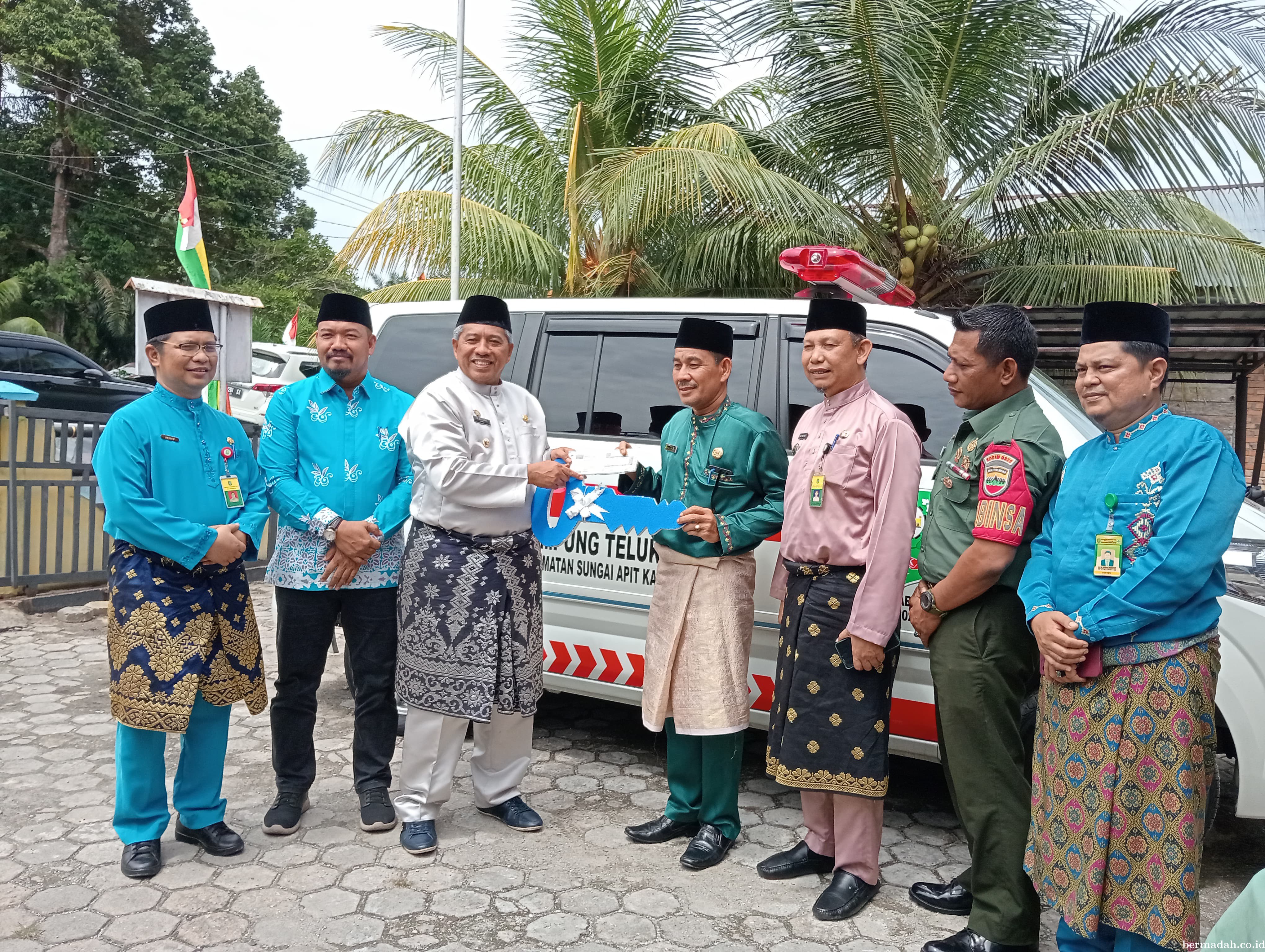 Penyerahan Mobil Ambulance Oleh Bupati Siak di Kampung Teluk Mesjid