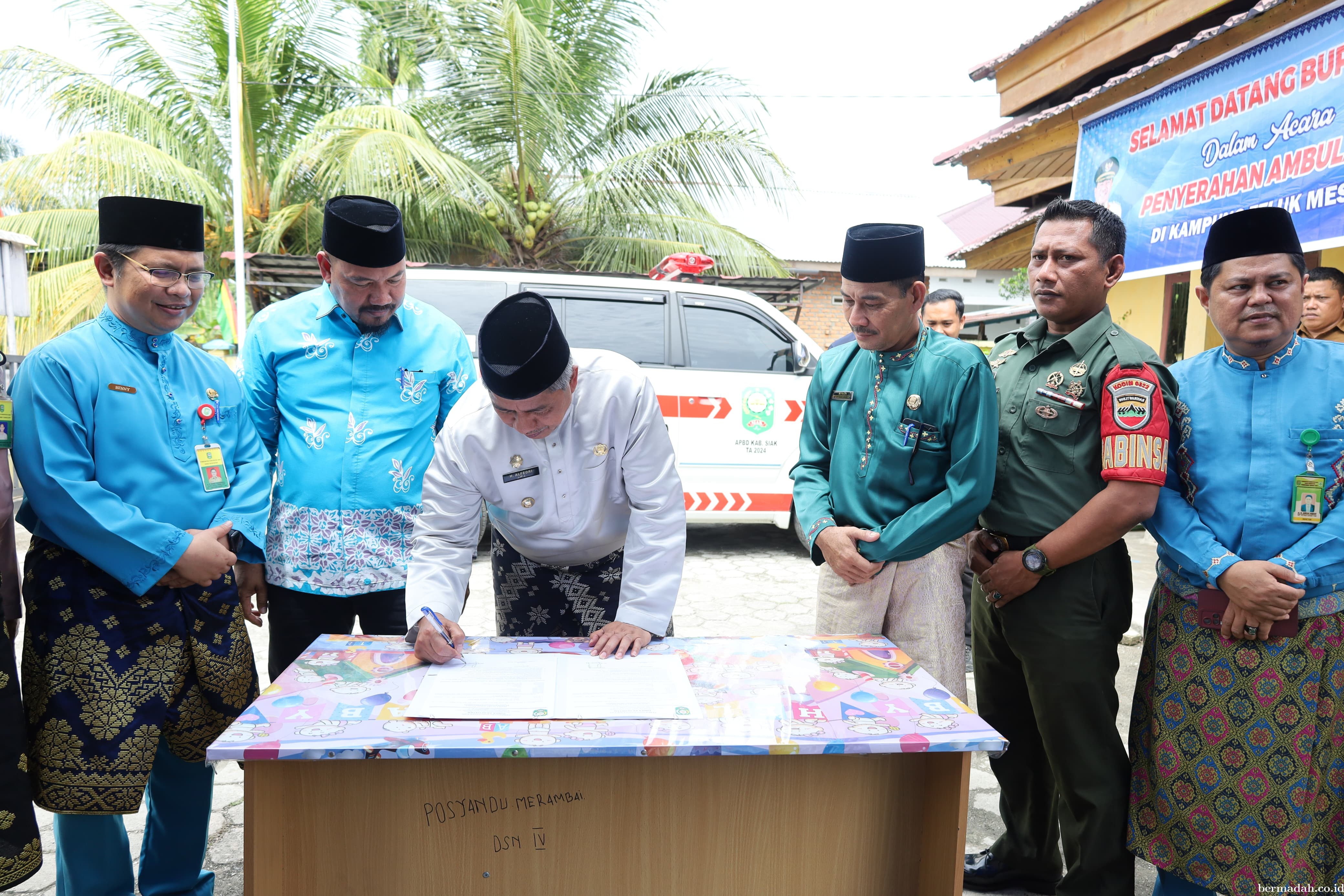 Kampung Jauh Dari Puskesmas di Siak Dapat Bantuan Ambulan dari Pemkab