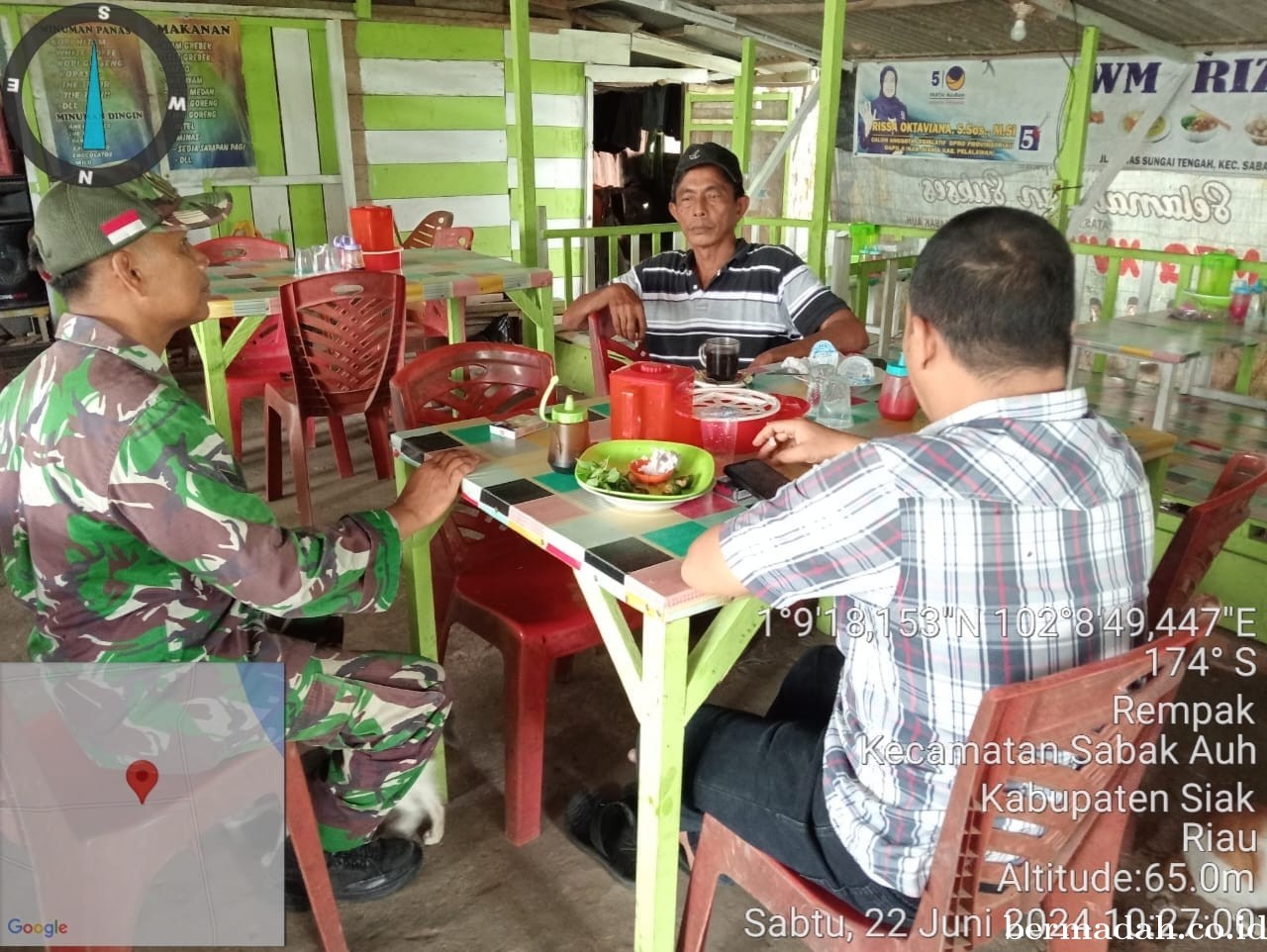 Sabtu 22 Juni 2024 Babinsa Koramil 06/PWK Sabak Auh Komsos di Kampung Rempak