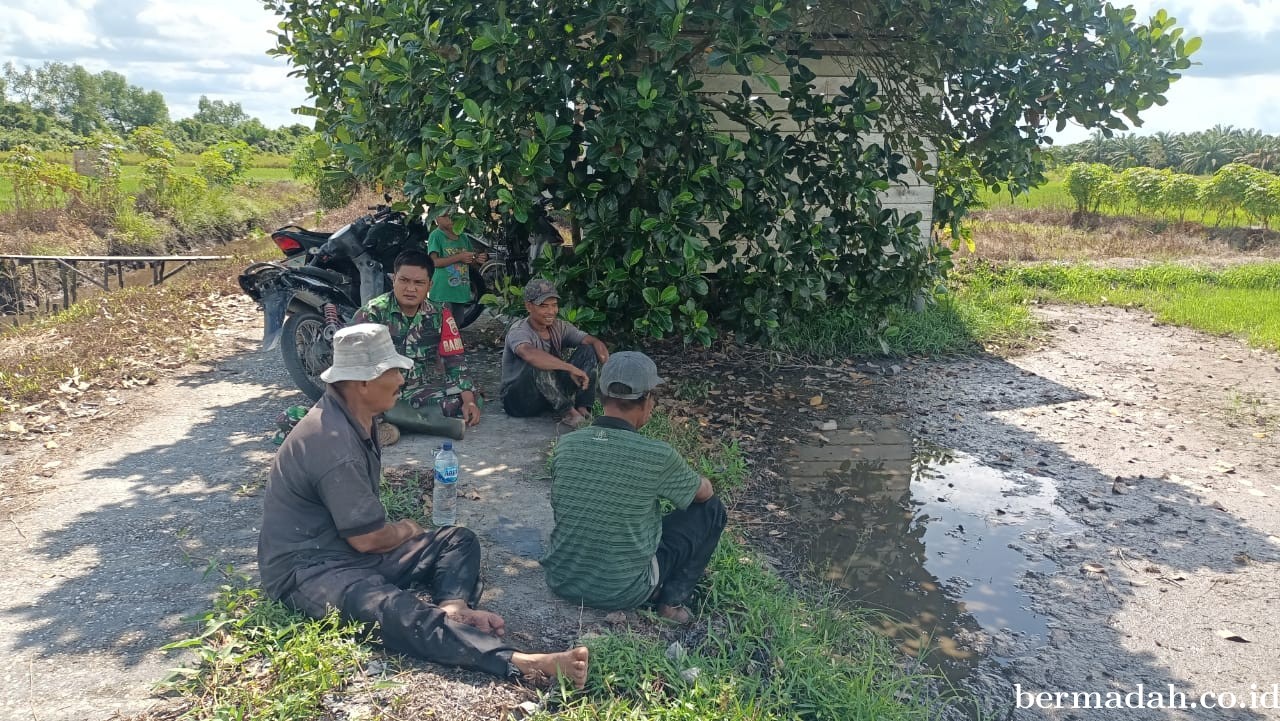 Minggu 28 Juli, Babinsa Koramil 02/Sungai Apit Komsos bersama Masyarakat Kampung Perincit