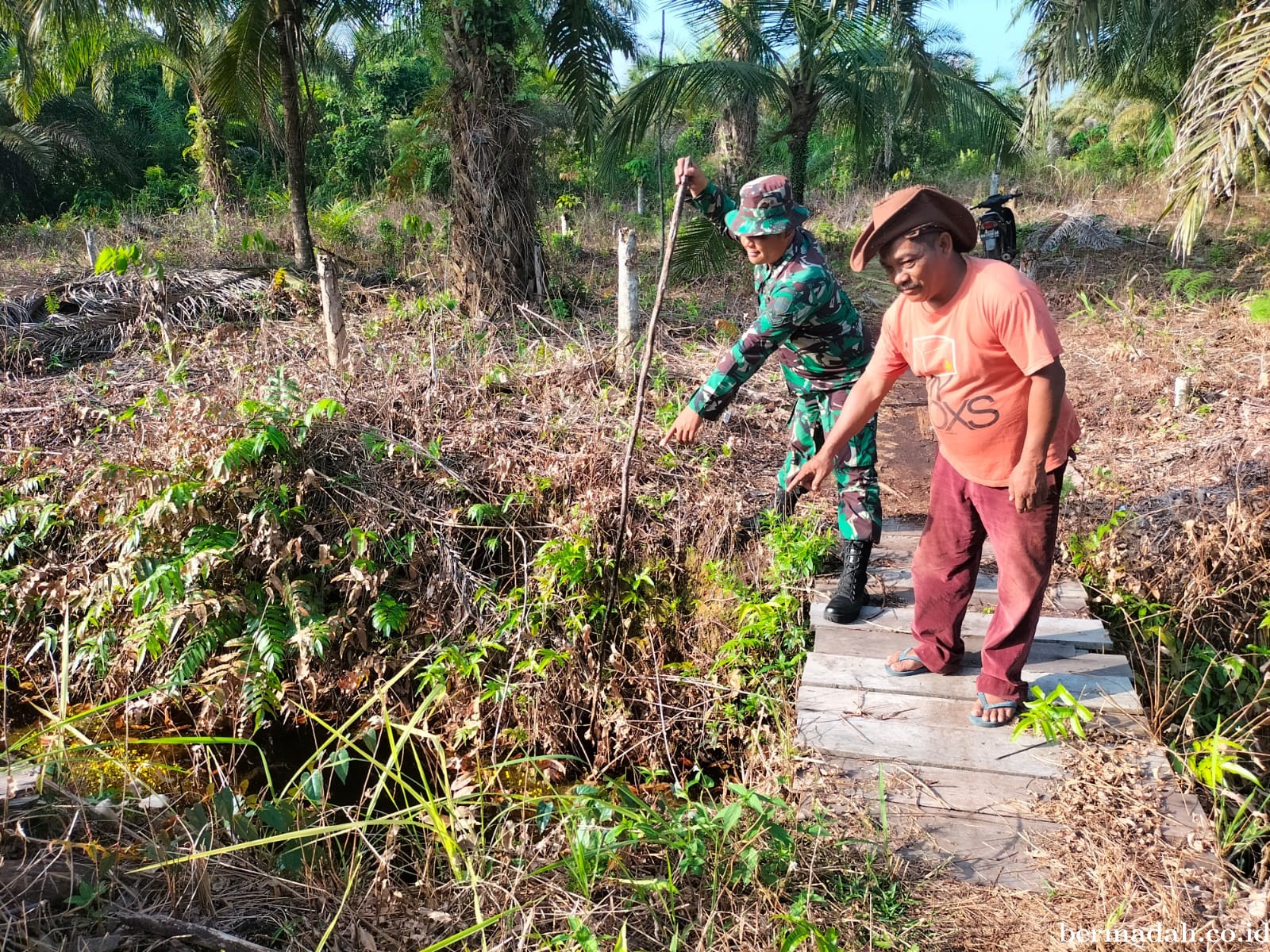 Penanggulangan Karhutla di Wilayah Koramil 02/Sungai Apit, Minggu 28 Juli