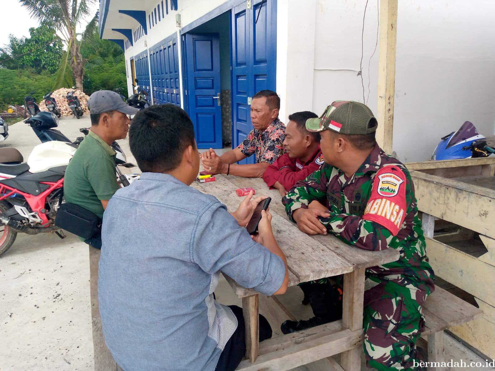 Sabtu 3 Juli, Babinsa Koramil 02/Sungai Apit Komsos bersama Masyarakat Kampung Sungai Rawa