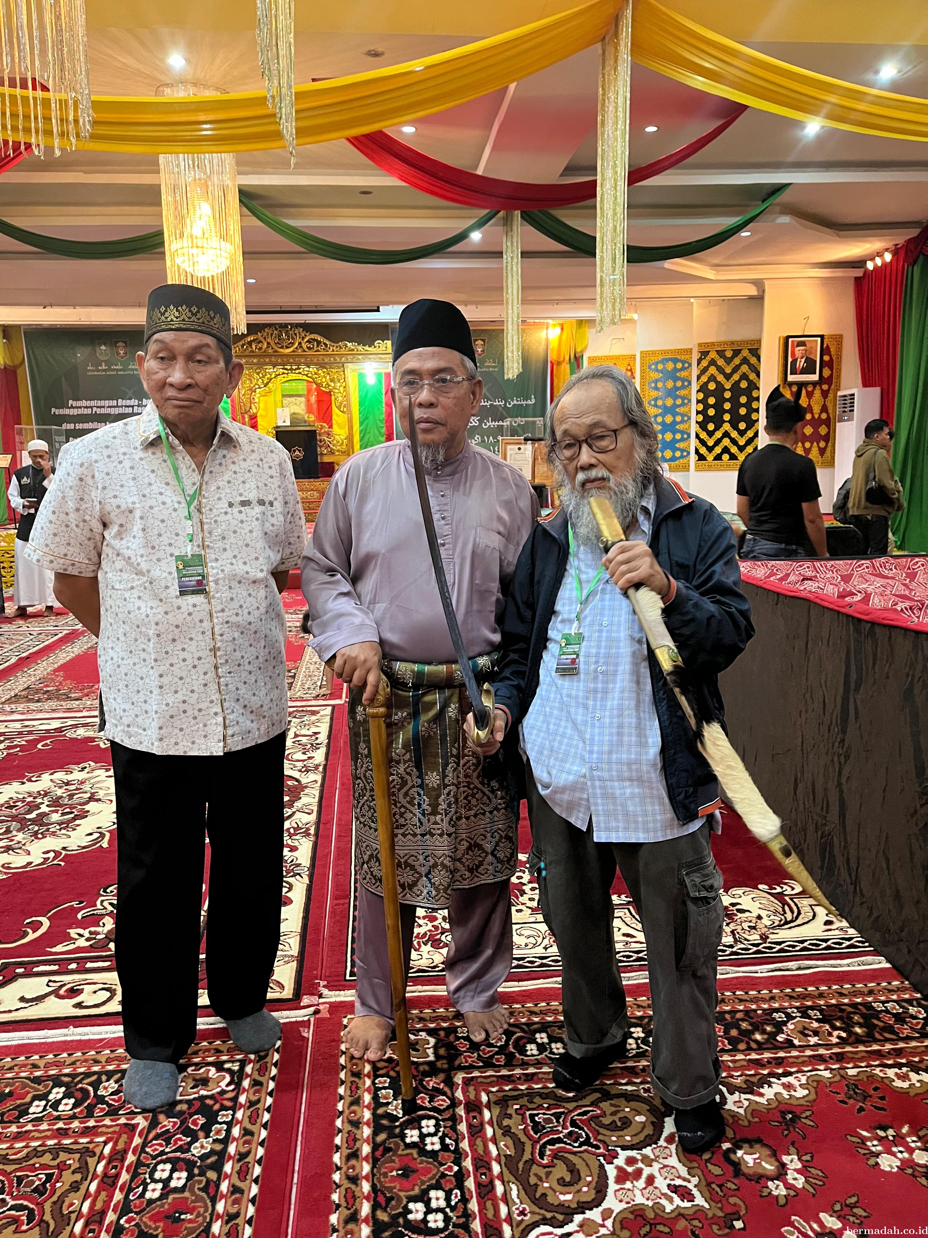 Presiden Penyair Indonesia, Tak Dapat Menahan Haru Ketika Berada di Depan Imanah Rasulullah SAW