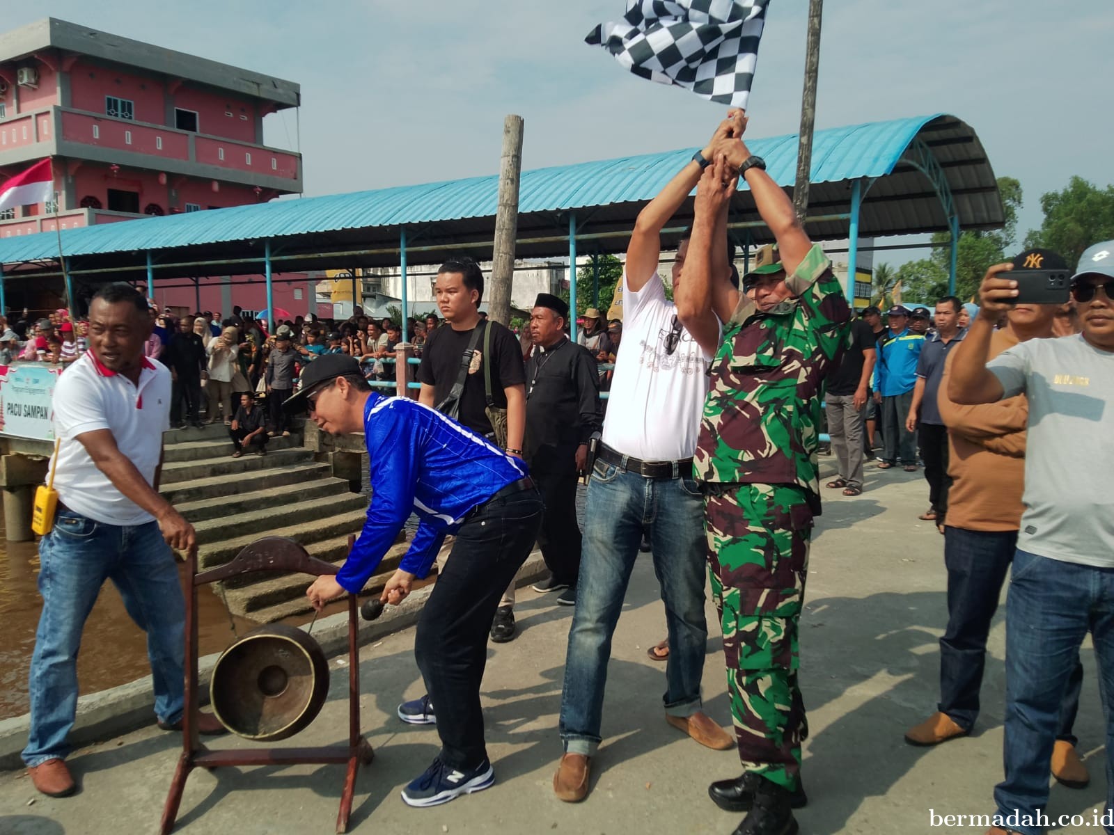 Di Pelabuhan Lasdap Pasar Sungai Apit, Final Lomba Pacu Sampan Dayung Limo Open