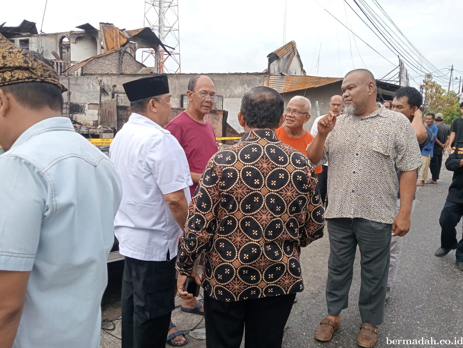 Calon Walikota Nomor 4 Ayah Kita Edy Nasution Kunjungi Korban Kebakaran