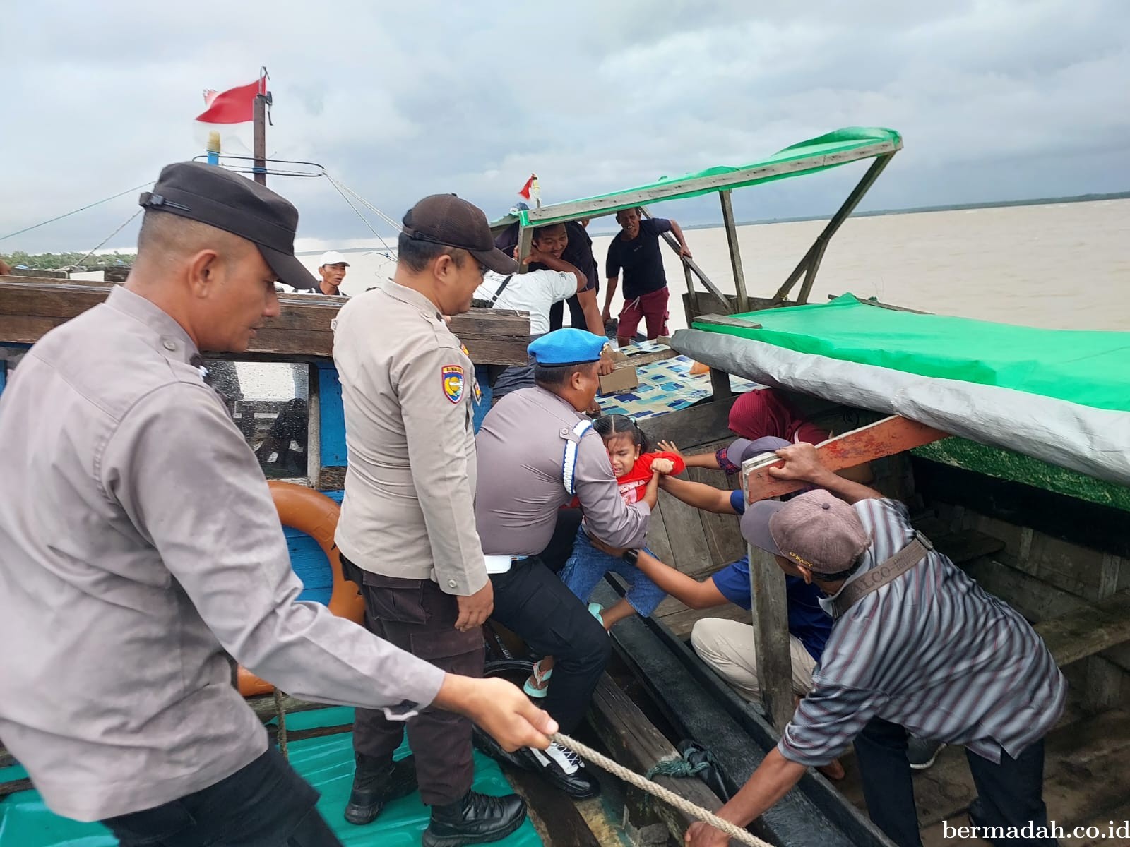 Polsek Kuala Kampar Tunjukkan Kepedulian: Jaga Keamanan dan Bantu Warga di Pelabuhan