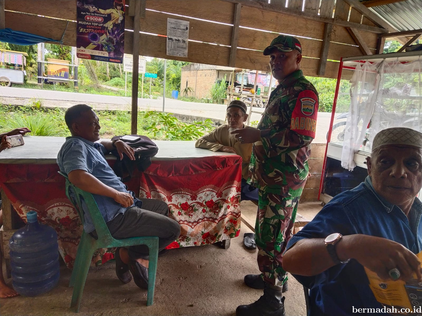 Jumat 20 Desember, Babinsa Koramil 02/Sungai Apit Patroli dan Sosialisasi Pilkada Damai