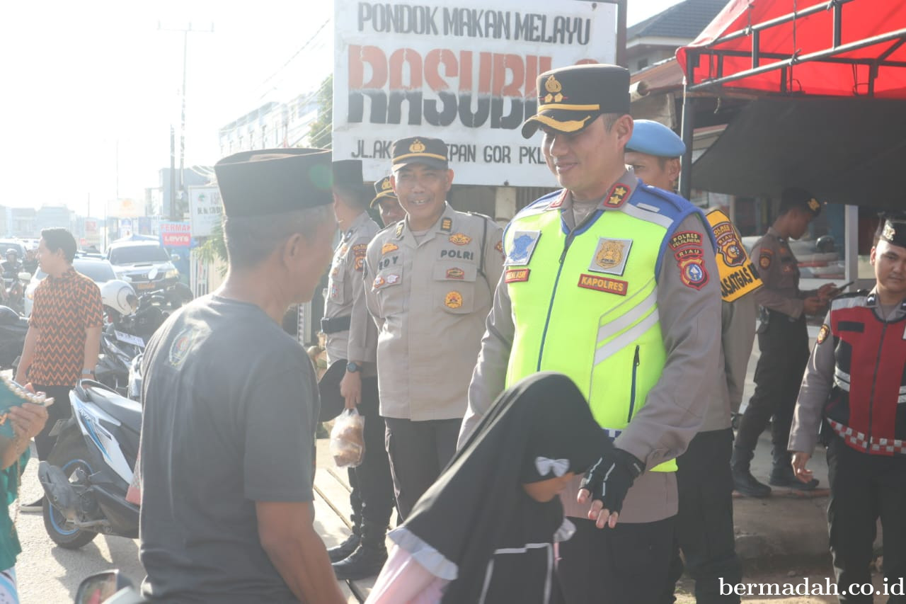 Kapolres Pelalawan AKBP Afrizal Asri SIK Pastikan Pasar Ramadan Aman dan Kondusif