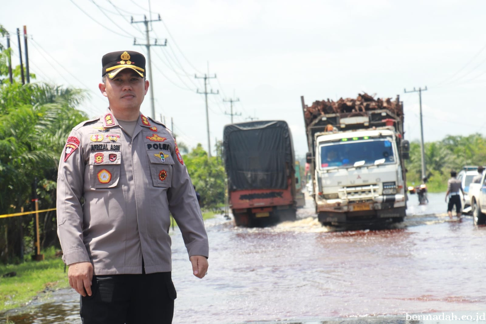 Banjir Melanda Jalan Nasional di Pelalawan, Kapolres Turun Langsung Pastikan Kelancaran Lalu Lintas