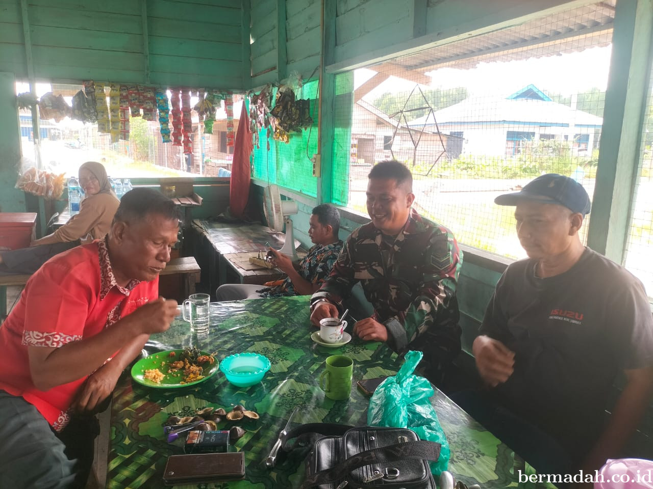 Sabtu 26 Juli, Babinsa Koramil 02/Sungai ApitnKomsos kepada Masyarakat Kampung Mengkapan