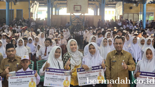 Sebanyak 12.000 Siswa Rokan Hilir Terima Beasiswa PIP dari Anggota DPR RI Karmila Sari