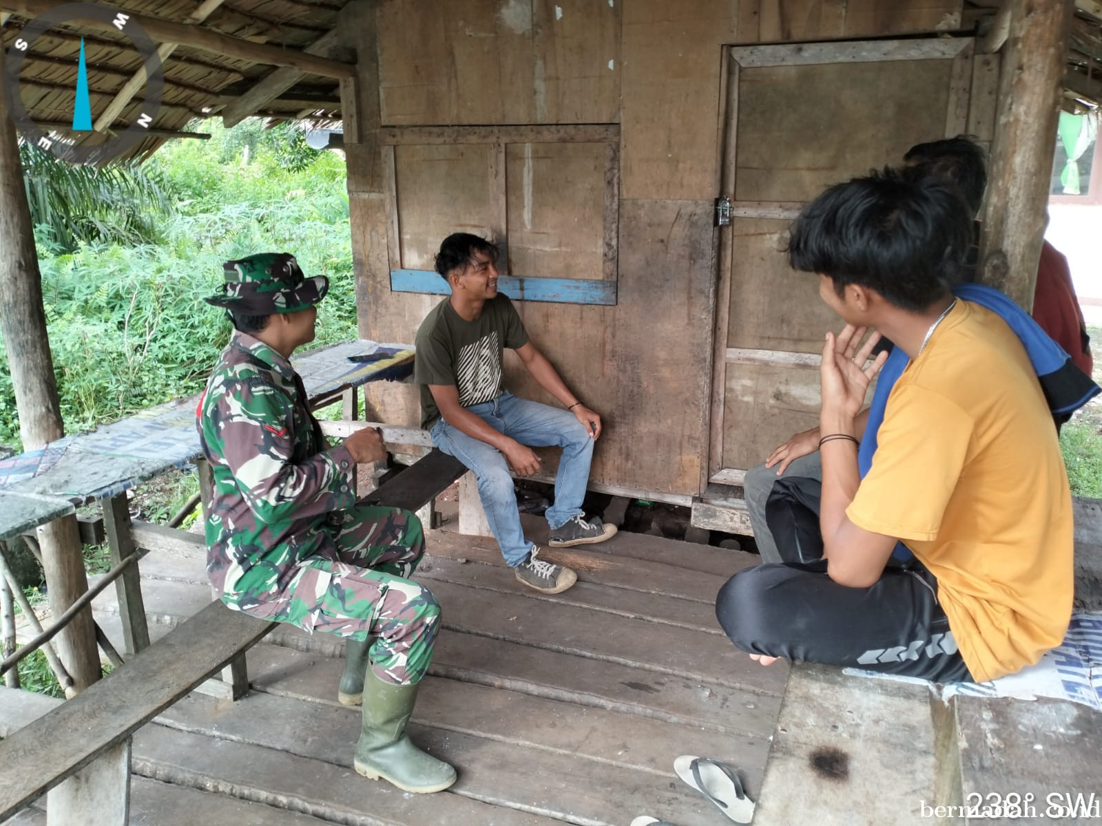 Selasa tgl 07 Oktober, Babinsa Koramil 02/Sungai Apit Komsos di Kampung Kayu Ara Permai