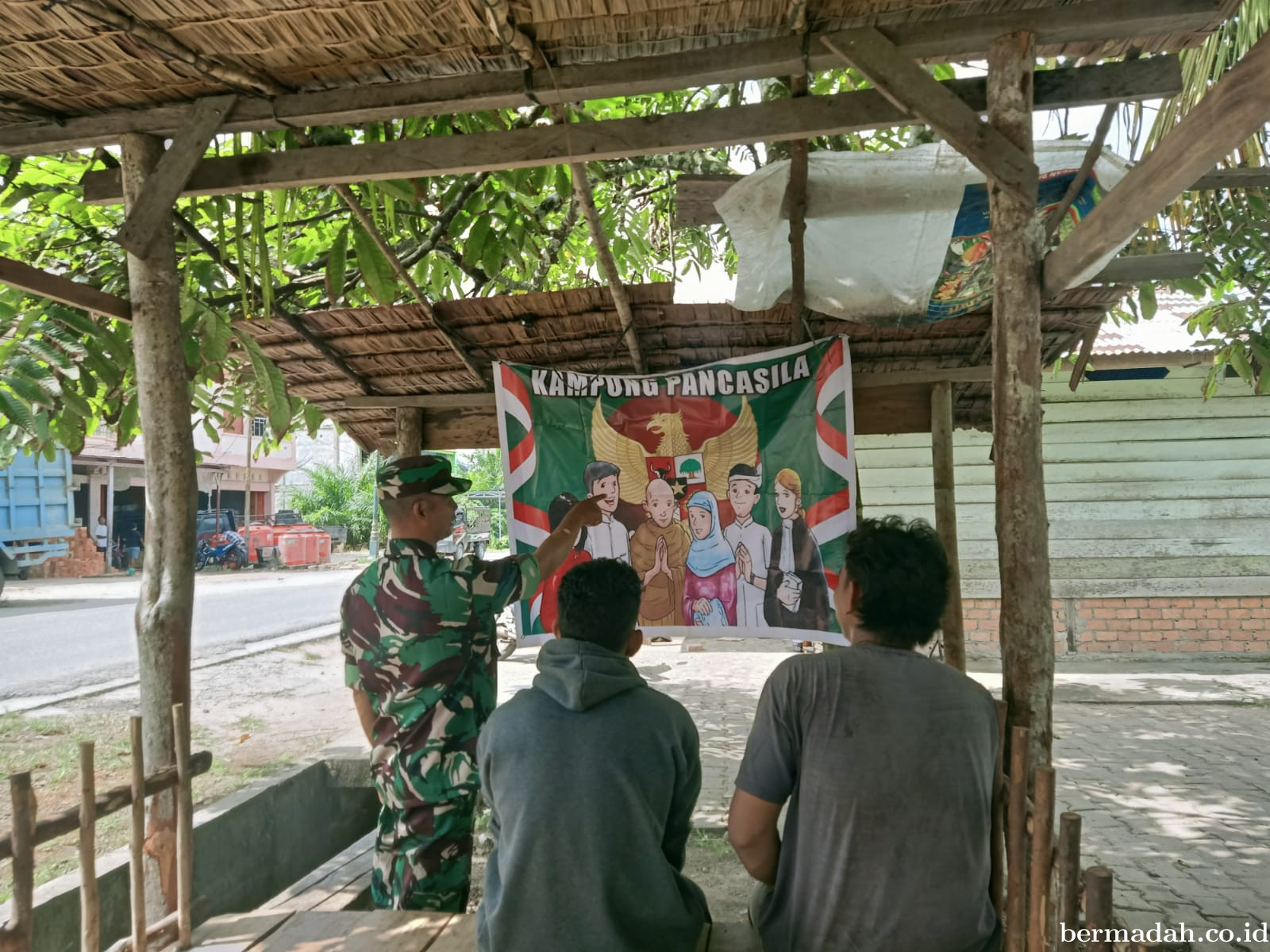 Selasa 7 Oktober, Babinsa Koramil 02/SA Komsos dan Sosialisasi tentang Nilai-Nilai Pancasila