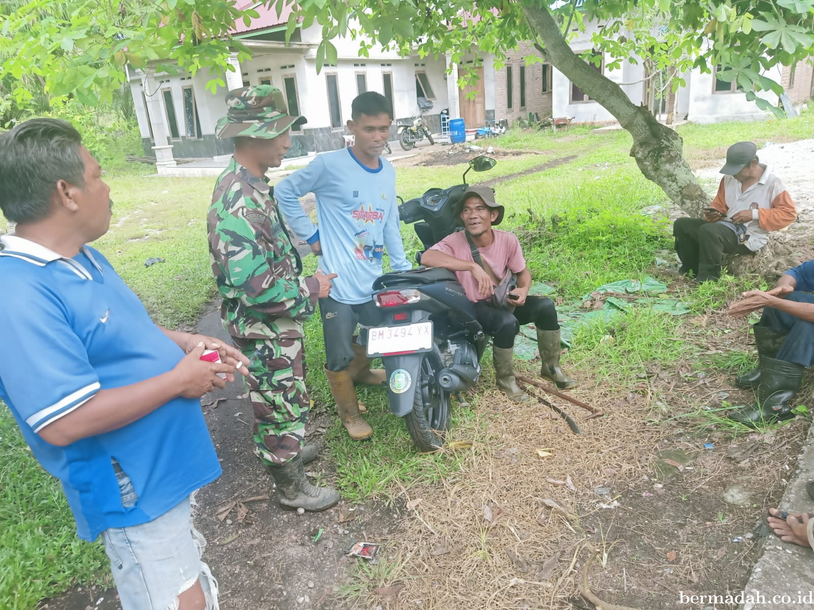 Rabu 8 Oktober, Babinsa Koramil 02/Sungai Apit Komsos di Kampung Teluk Batil Permai