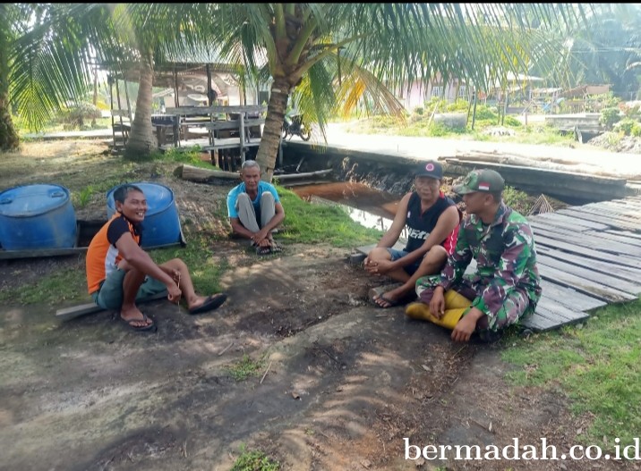 Minggu 31 Maret Babinsa Koramil 02/Sungai Apit Komsos di Kelurahan Sungai Apit