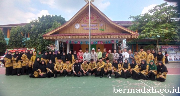 SMAN 10 Pekanbaru Wisuda Tahfiz dan berbagi Santunan Yatim serta Zakat Fitrah bersama IZI Riau