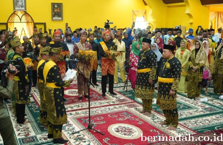 Berhasil Bawa Negeri Siak Berkemajuan, Bupati dan Wakil Bupati Siak Terima Gelar Adat