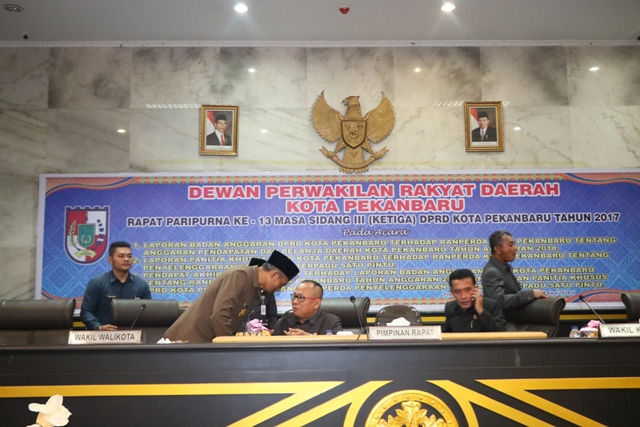 WAKIL Walikota Pekanbaru Ayat Cahyadi berbincang dengan Ketua DPRD Pekanbaru Sahril pada pengesahan  - (Ada 0 foto)